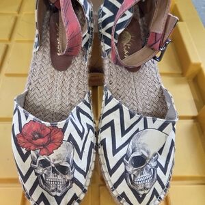 New Without Box Size 40 Sundias Cream & Black Chevron Floral Skull Ankle Strap E